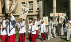 Menschen auf Prozession in Cloppenburg