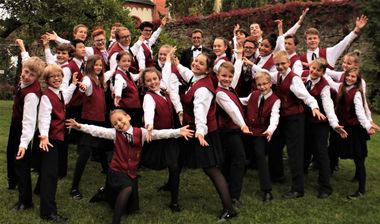 Gruppenbild der Sänger:innen der Jungen Chöre München