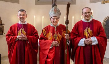 Bischof mit Neupriestern
