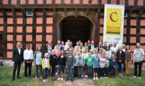 Gruppenfoto der Erstkommunionfamilien im Museumsdorf
