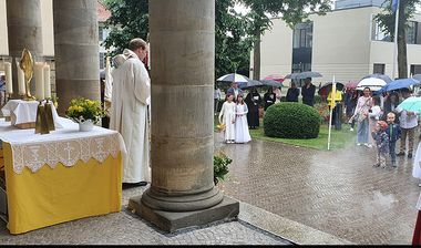 Altar vor dem Clemens-August-Gymnasium