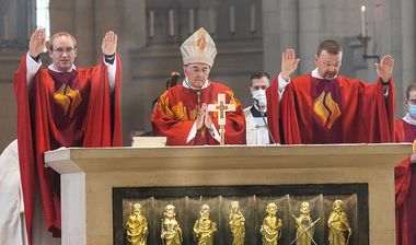 Neupriester spenden Primizsegen