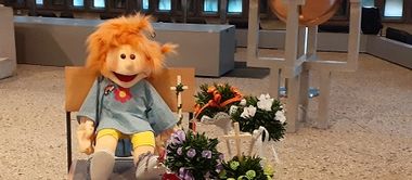 Handpuppe Josefa mit Palmstöcken